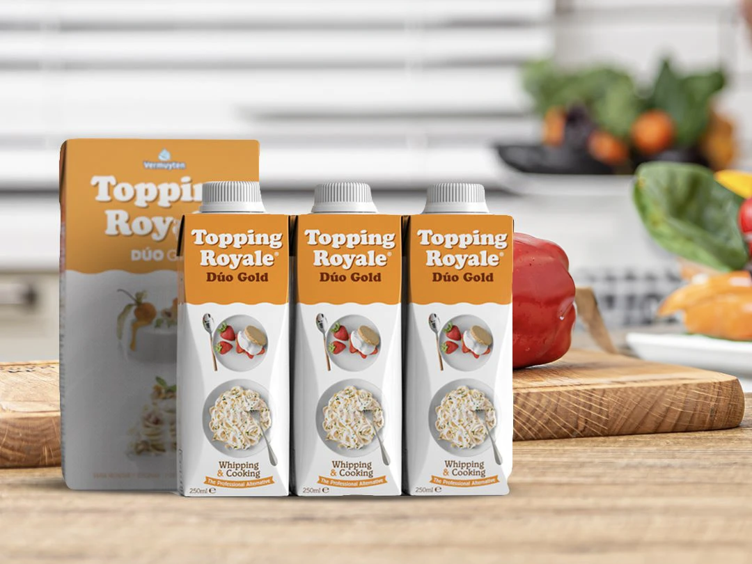 Fotografía de los envases Topping Royale Duo Gold 1 litro y Topping Royale 250 ml sobre una mesa de cocina