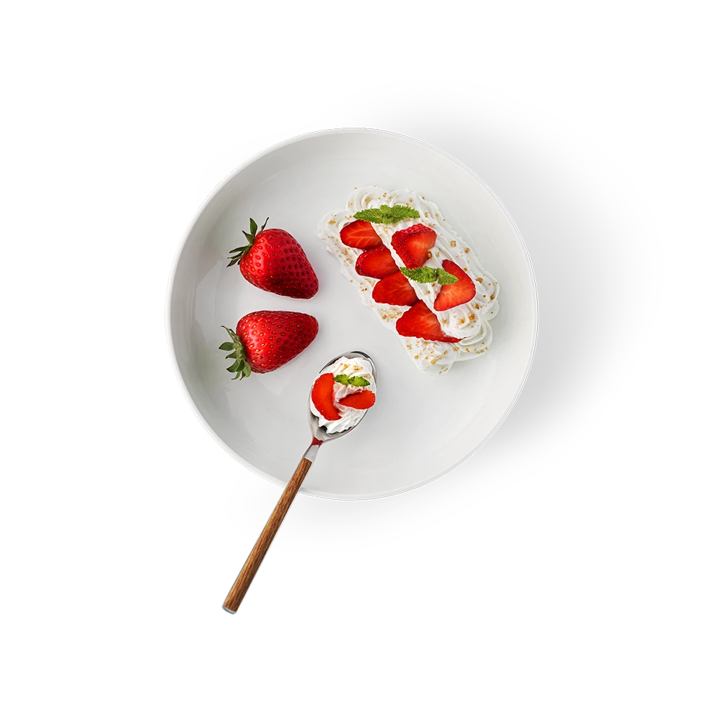 Fotografía de un plato de fresas con nata